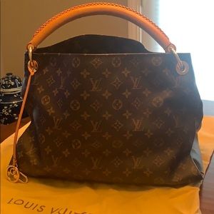 Louis Viutton Artsy bag in monogram size MM